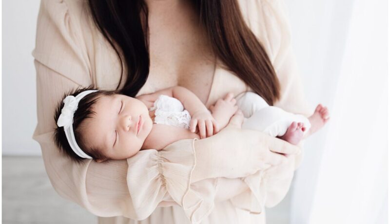 professional-newborn-portraits-white-stork-co